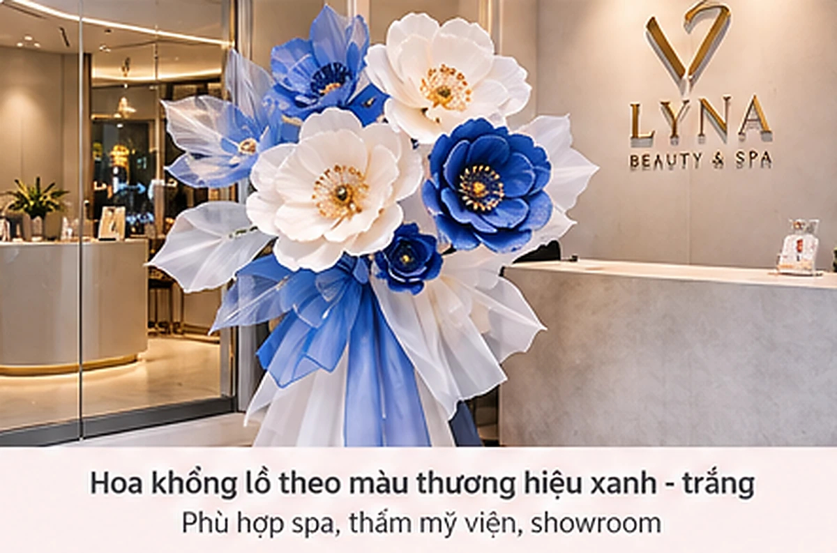 Trang trí 20/10 cửa hàng bằng hoa khổng lồ màu xanh trắng theo nhận diện thương hiệu